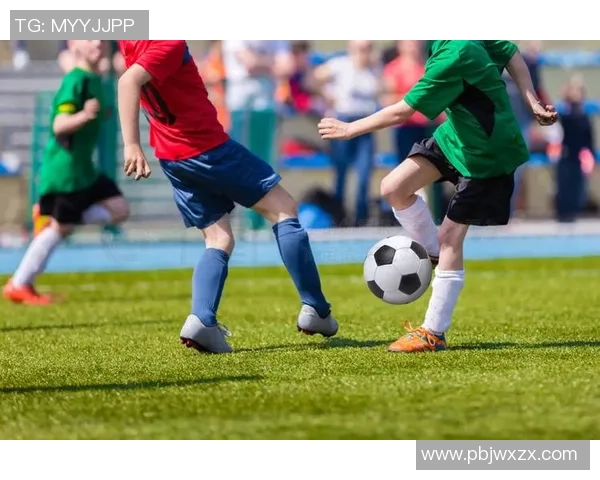 飓风队与圣洛伦索队的激烈对决展现足球魅力与团队精神